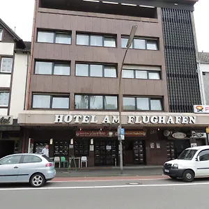 Am Flughafen Kolonia